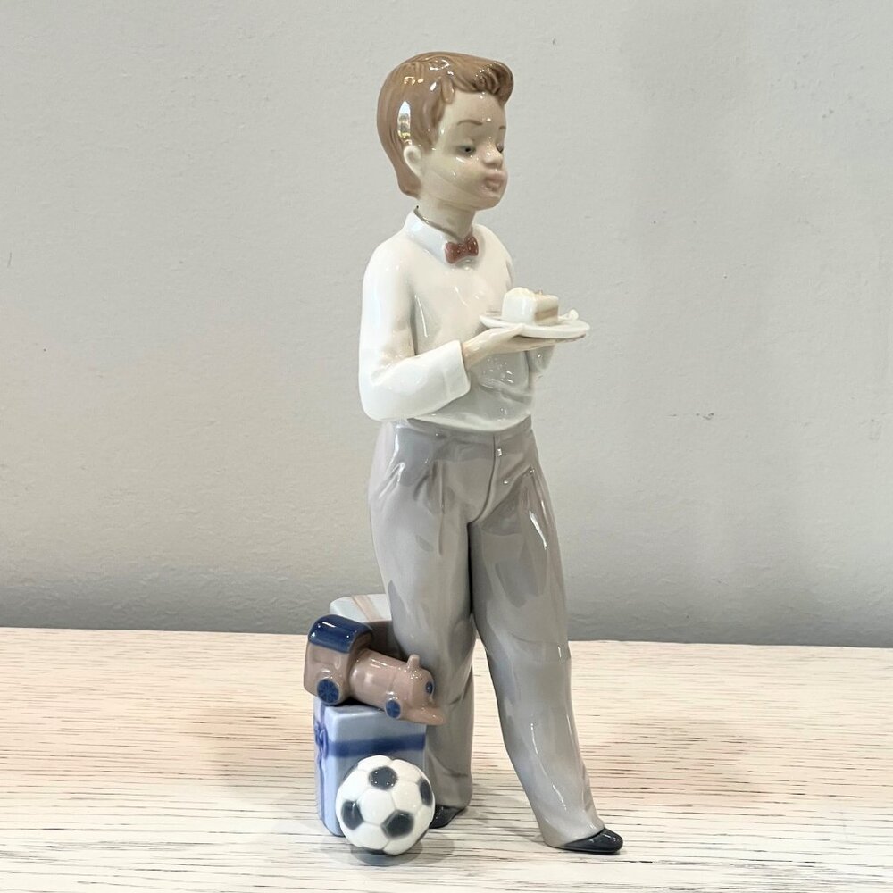 Vintage Lladro Guest of Honor Figurine 5877 Birthday Boy w Cake Presents RARE